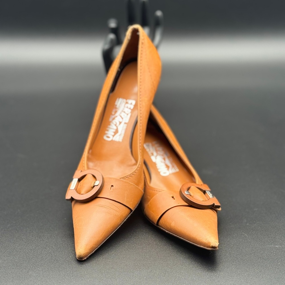 Salvatore Ferragamo Pumps Womens 7.5 3A Tan Leather Gancini Kitten Heel Pointed